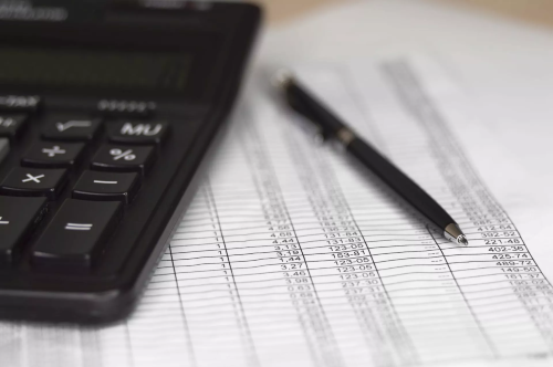 КАК УПЛАЧИВАЮТСЯ СТРАХОВЫЕ ВЗНОСЫ ЗА РУКОВОДИТЕЛЕЙ КОММЕРЧЕСКИХ ОРГАНИЗАЦИЙ В 2026 ГОДУ